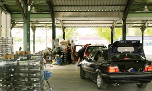 Με τη μέθοδο drive through η διανομή προϊόντων ΤΕΒΑ στην Λάρισα (φωτο)